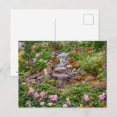 Fließender Wasserfall mit Frühlingsblumen Postkarte (Vorne/Hinten)