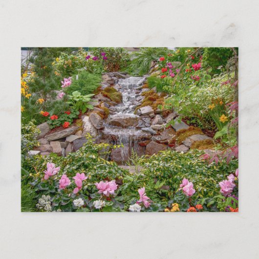 Fließender Wasserfall mit Frühlingsblumen Postkarte (Vorderseite)