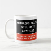 Flinke Anthropologen werden auf irgendetwas stoßen Kaffeetasse (Links)