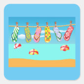 Flip Flops am Strand Quadratischer Aufkleber (Vorderseite)