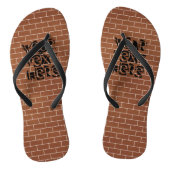 Flip-Flops an der Backsteinwand mit benutzerdefini Badesandalen (Fußbett)