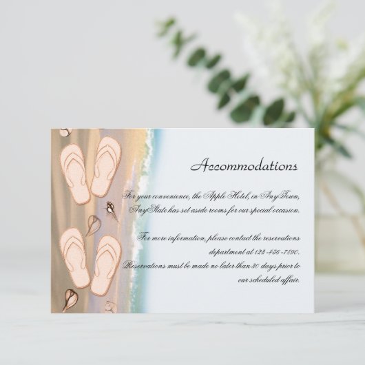 Flip Flops auf der Hochzeitsseite am Strand Begleitkarte (Stehend Vorderseite)