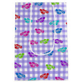 Flip-Flops auf Gingham Medium Geschenktasche Mittlere Geschenktüte (Rückseite)