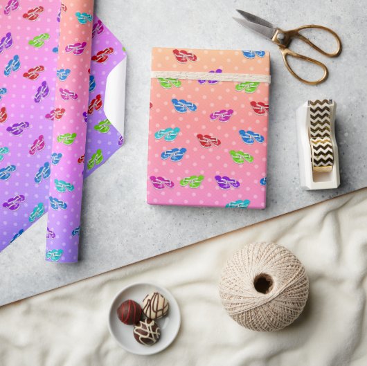 Flip-Flops auf Regenbogen-Polka-Punkten Geschenkpapier (Kunsthandwerk)