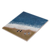 Flip Flops im Sand am Strand Fliese (Seite)