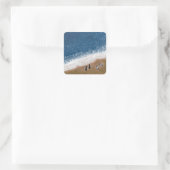 Flip Flops im Sand am Strand Quadratischer Aufkleber (Tasche)