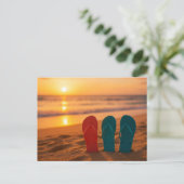 Flip Flops im SandPostkarte Postkarte (Stehend Vorderseite)