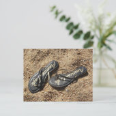 Flip Flops in Sand Postkarte (Stehend Vorderseite)
