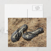 Flip Flops in Sand Postkarte (Vorne/Hinten)
