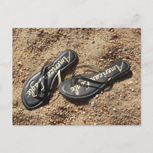 Flip Flops in Sand Postkarte (Vorderseite)
