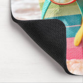Flip-Flops stecken im Sand am Strand mit Sonnenbri Mousepad (Ecke)