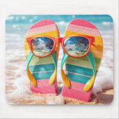 Flip-Flops stecken im Sand am Strand mit Sonnenbri Mousepad (Vorne)