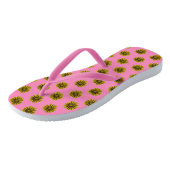 Flipflops mit kleinen gelben Sonnenblumen auf rosa Badesandalen (Schrägansicht)