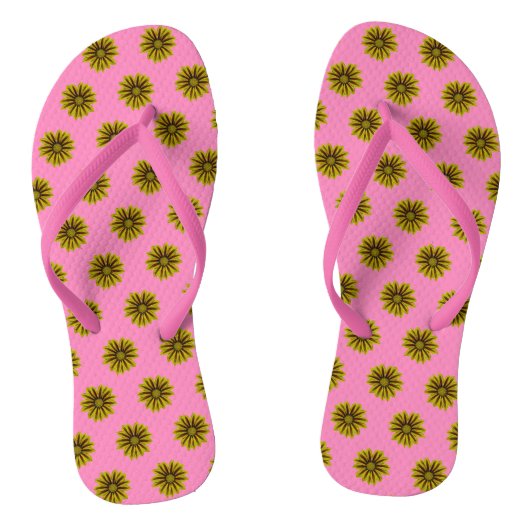 Flipflops mit kleinen gelben Sonnenblumen auf rosa Badesandalen (Fußbett)
