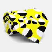 Flippige Schwarzweiss-Punkte auf Gelb Krawatte (Gerollt)