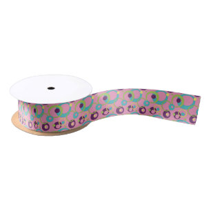 Flippiges Rosa kreist Band ein Satinband