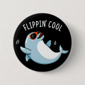 Flippin Cool Funny Dolphin Pun Dark BG Button (Vorderseite)