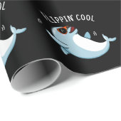 Flippin Cool Funny Dolphin Pun Dark BG Geschenkpapier (Rolleneckpunkt)