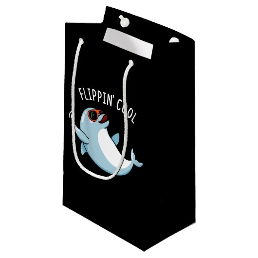 Flippin Cool Funny Dolphin Pun Dark BG Kleine Geschenktüte (Vorderseite Schrägansicht)