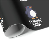 Flippin Cool Funny Pinguin Pun Dark BG Geschenkpapier (Rolleneckpunkt)