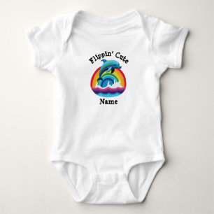 Flippin' Niedliche Dolphin über Regenbogen Baby Strampler