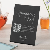 Flitterwochen | Minimalistischer QR-Code Hochfahre Sockelschild (In Situ)