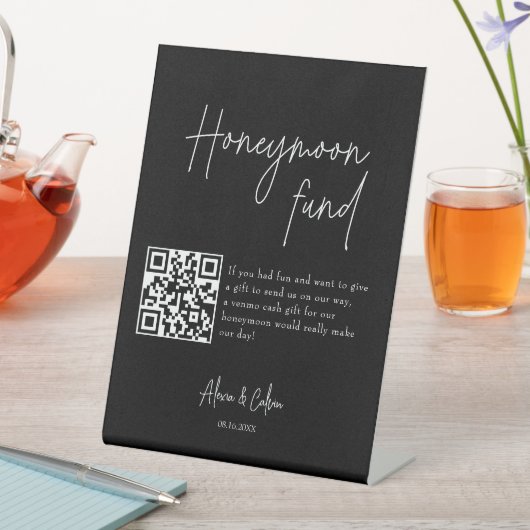 Flitterwochen | Minimalistischer QR-Code Hochfahre Sockelschild (In Situ)