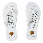 Flitterwochen Schwarz und Weiß mit Namen und Daten Badesandalen (Fußbett)