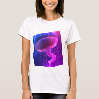 Floating Elegance, Quallen auf bleifreiem Papier t T-Shirt