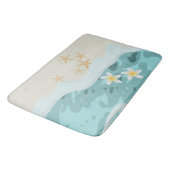 Floating Frangipanis auf Beach Wave Meet Starfish Badematte (Schrägansicht)