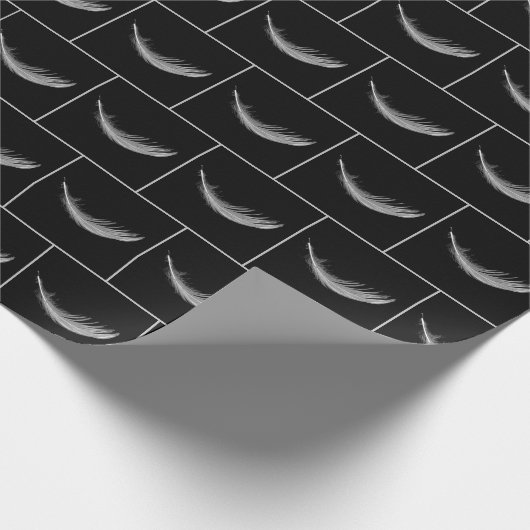 Floating White Feather On Black Geschenkpapier (Ecke)
