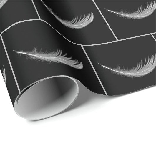 Floating White Feather On Black Geschenkpapier (Rolleneckpunkt)