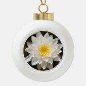 Floating White Wasserlilie Lotus Keramik Kugel-Ornament (Vorderseite)