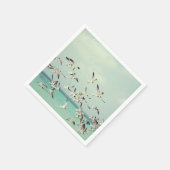 Flock von fliegenden Möwen über den Ozean. Serviette (Ecke)