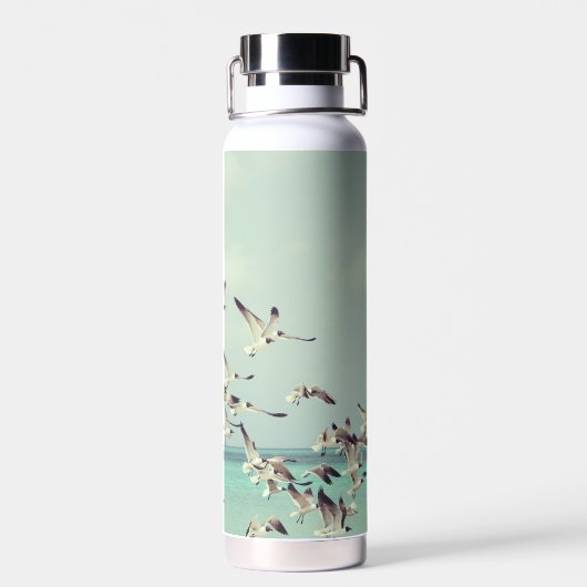 Flock von fliegenden Möwen über den Ozean. Trinkflasche (Rückseite)