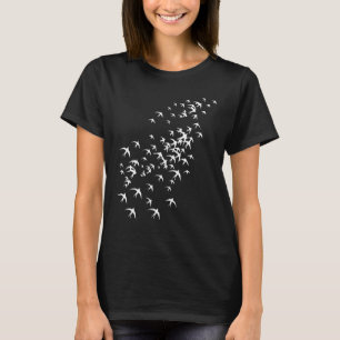 Flock von fliegenden Vögeln - Schwarm von Schwalbe T-Shirt