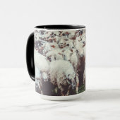 Flock von weißen und schwarzen Schafen Tasse (Vorderseite Links)