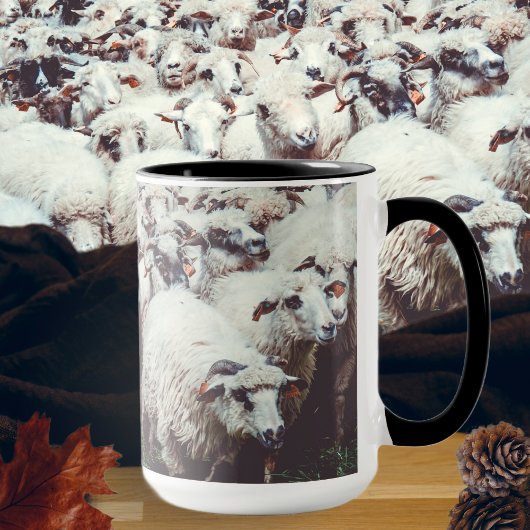 Flock von weißen und schwarzen Schafen Tasse
