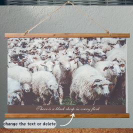 Flock von weißen und schwarzen Schafen Wandteppich Mit Holzrahmen