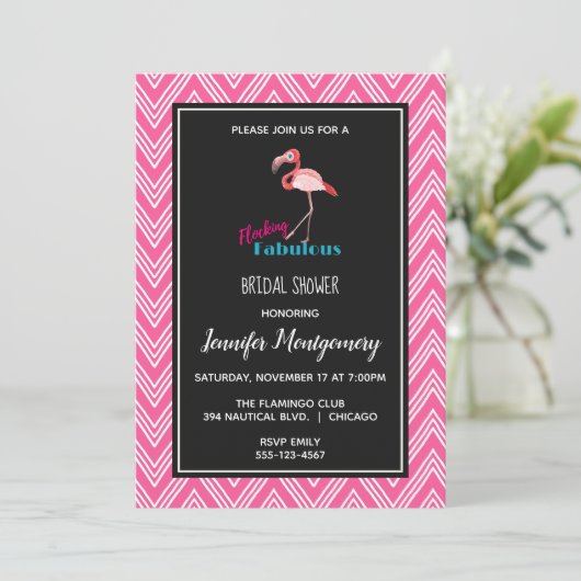 Flocking Fabulous mit rosa Flamingo Brautparty Einladung (Stehend Vorderseite)