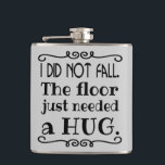 Floor Hug Funny Flachmann<br><div class="desc">Eine lustige Flasche, um diese unangenehmen Stürze zu erklären. Macht ein großartiges Geschenk. Sie können die graue Hintergrundfarbe in eine andere Farbe ändern, indem Sie die Schaltfläche "Anpassen" auswählen und eine andere Hintergrundfarbe auswählen. Die helleren Farben funktionieren am besten mit dem schwarzen Textbild.</div>