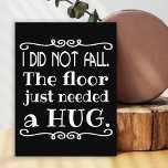 Floor Hug Funny Postkarte<br><div class="desc">Eine lustige Postkarte,  um diese unangenehmen Stürze zu erklären. Sie können die schwarze Hintergrundfarbe in eine andere Farbe ändern,  indem Sie die Schaltfläche "Anpassen" auswählen und eine andere Hintergrundfarbe auswählen.</div>