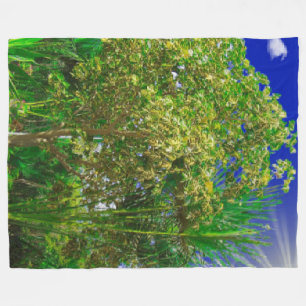 Flora in Asien mit Palmen und blauem Himmel Fleecedecke