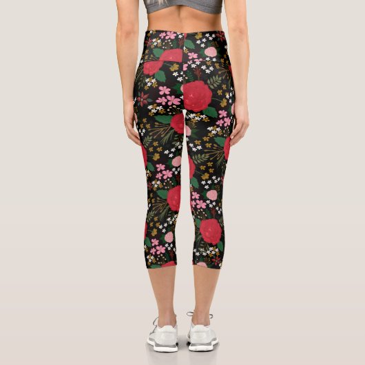Flora-rosa Rote Rosen Schwarzes Muster Capri Leggings (Rückseite)