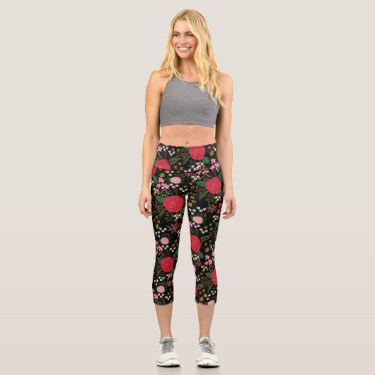 Flora-rosa Rote Rosen Schwarzes Muster Capri Leggings (Vorderseite)