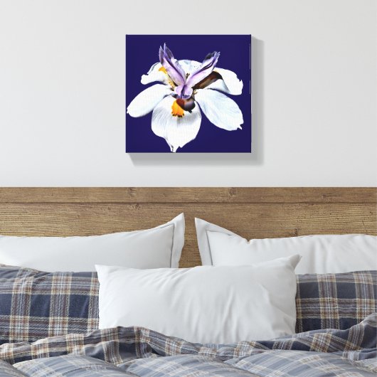 Floral African Iris Leinwanddruck (Insitu (Schlafzimmer))