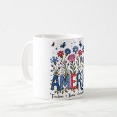 Floral America 4. Juli Patriotische Typografie Kaffeetasse (Vorderseite Links)