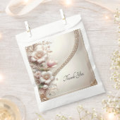 Floral and Pearl Embellishments Favor Bag Geschenktütchen (Ausgeschnitten)
