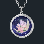 *~* Floral AP40 Mondkristalle Mystic OMBRE Glitzer Versilberte Kette<br><div class="desc">(Suche nach AP40 für ähnliche Produkte) NECKLACE - Luna Celestial Deep Navy Blue Hintergrund mit Silver Stars. * Energetisch Enhanced Magical Lunar Luna Moon Crystals Celestial Cosmic Boho Rainbow Unicorns Farben HOLO OMBRE mit funkelndem STARS Glitzer NAVY BLUE Nachthimmel Hintergrund. Diese mystische Schöpfung ist eine beruhigende Friedliche Calming Psychische Medium...</div>