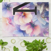 Floral Aquarell Monogramm lila Stiefmütterchen Geschirrtuch (Gefaltet)